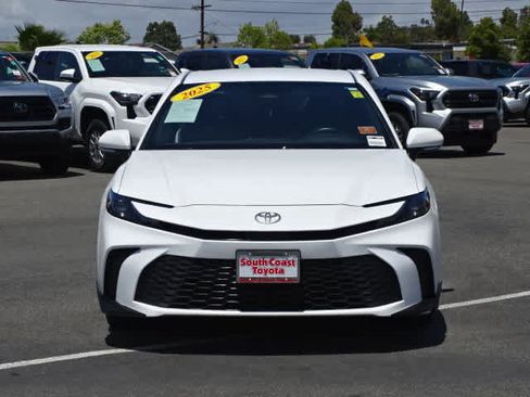 Used 2025 Toyota Camry SE FWD image 3