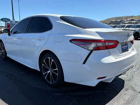 Used 2018 Toyota Camry FWD image 5