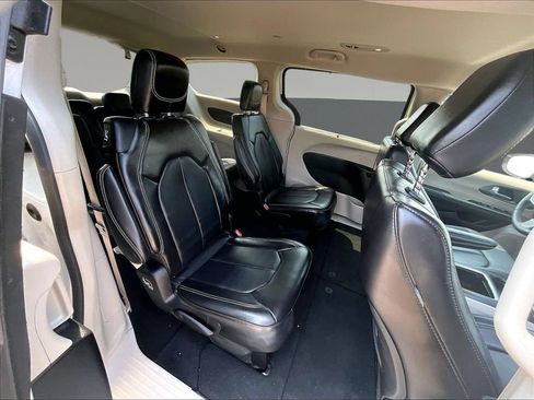 Used 2024 Chrysler Pacifica Touring-L FWD image 28