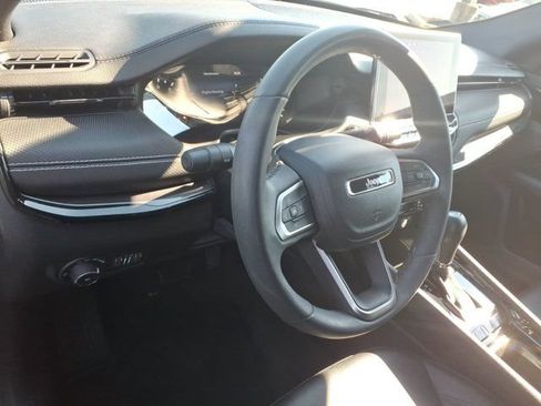 Used 2022 Jeep Compass Latitude FWD image 8