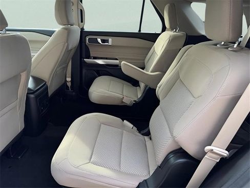 Used 2022 Ford Explorer XLT image 11
