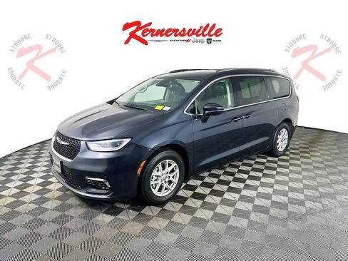 Used 2021 Chrysler Pacifica Touring-L FWD image 3