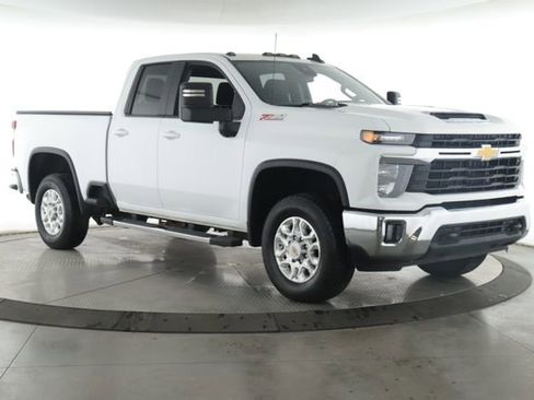 Used 2024 Chevrolet Silverado 2500 LT w/ Convenience Package AWD/4WD image 2