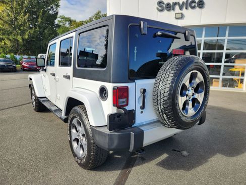 Used 2018 Jeep Wrangler Unlimited Sahara AWD/4WD image 12