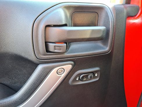 Used 2016 Jeep Wrangler Unlimited Sahara w/ Connectivity Group image 26