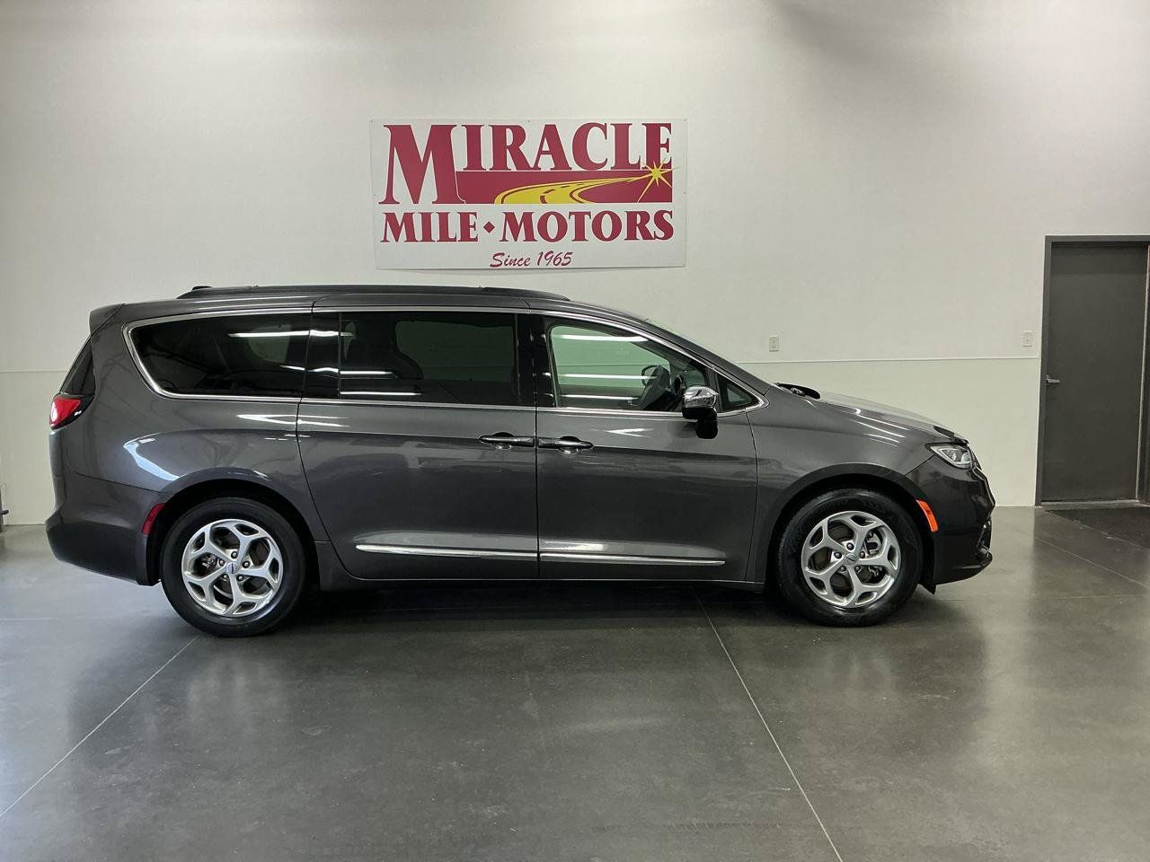 Used 2023 Chrysler Pacifica Limited FWD image 6