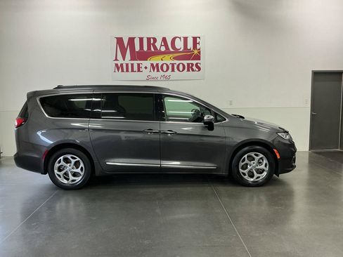 Used 2023 Chrysler Pacifica Limited FWD image 6