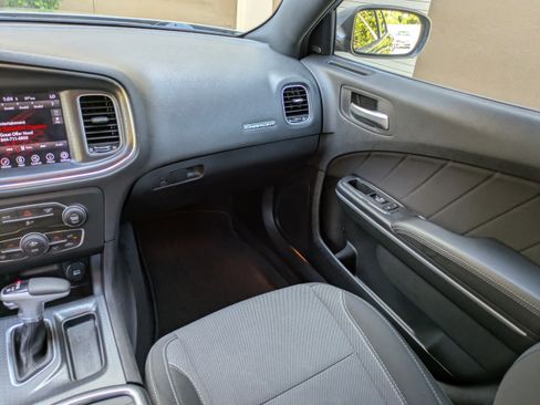 Used 2017 Dodge Charger SXT image 12