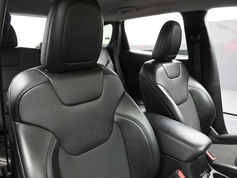 Used 2021 Jeep Cherokee Latitude Plus AWD/4WD image 28
