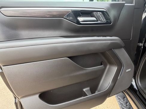 Used 2025 Chevrolet Tahoe Z71 w/ Comfort Package AWD/4WD image 18