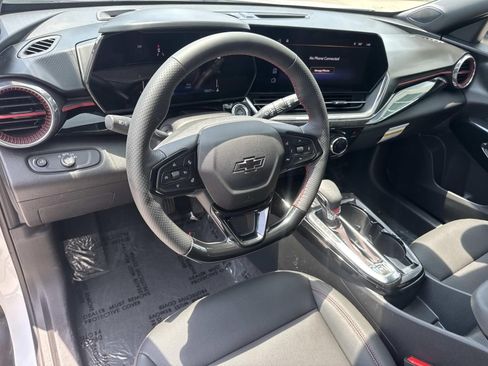 Used 2025 Chevrolet Trax RS w/ Sunroof Package FWD image 18