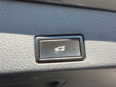 Used 2016 Volkswagen Touareg Sport image 7