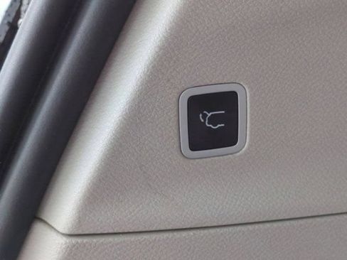 Used 2021 Chrysler Pacifica Touring-L FWD image 11