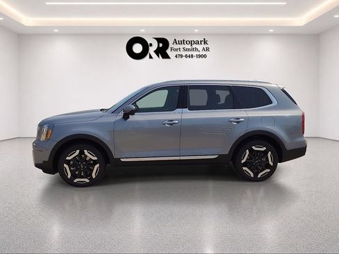 Used 2025 Kia Telluride S FWD image 3
