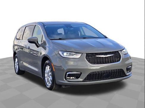 Used 2023 Chrysler Pacifica Touring-L FWD image 3