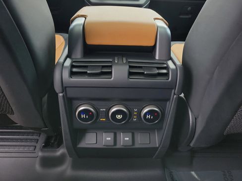 Used 2024 Land Rover Defender 110 X-Dynamic SE image 23