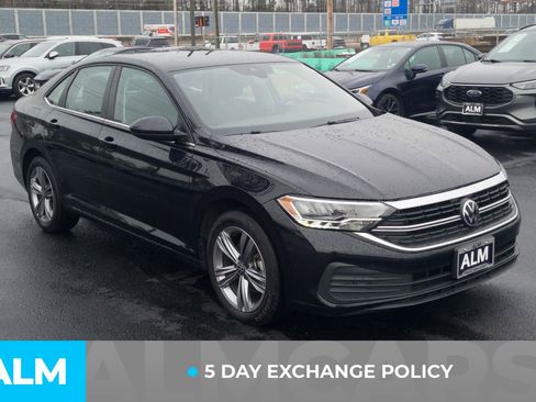 Used 2024 Volkswagen Jetta SE image 3