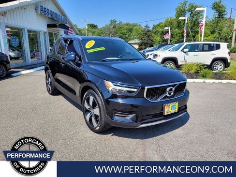 Used 2020 Volvo XC40 T5 Momentum w/ Protection Package image 1