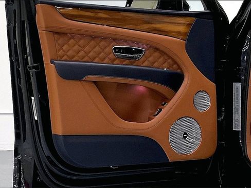 Used 2022 Bentley Bentayga image 19