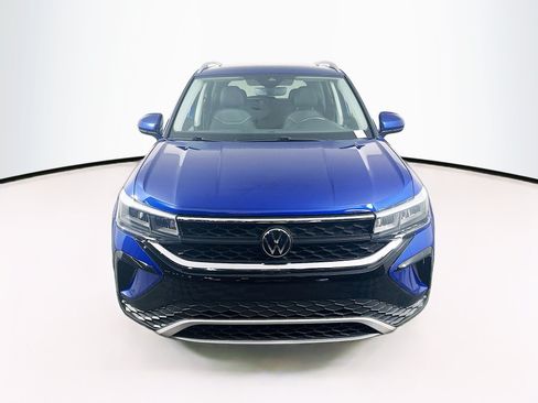Used 2023 Volkswagen Taos SE w/ Panoramic Sunroof Package FWD image 2