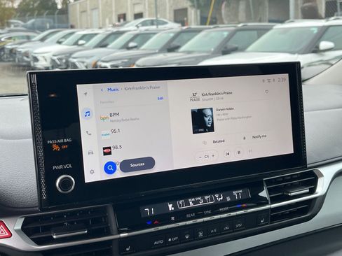 Used 2025 Toyota Sienna XLE image 21