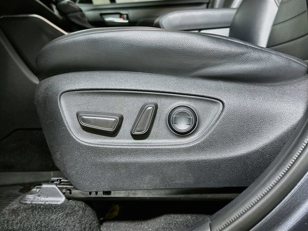 Used 2021 Toyota Highlander XLE FWD image 22
