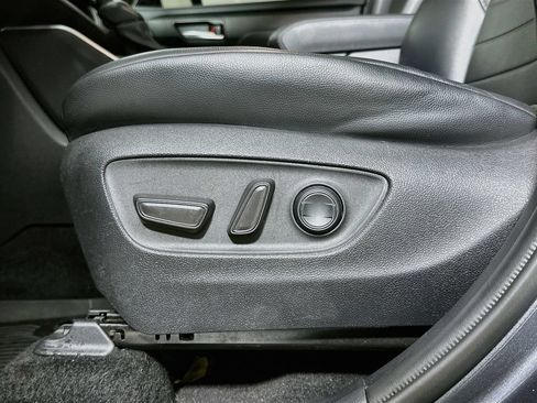 Used 2021 Toyota Highlander XLE FWD image 22