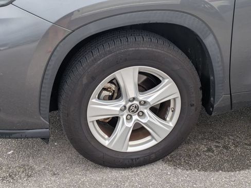 Used 2020 Toyota Highlander LE FWD image 5