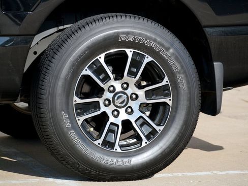 Used 2021 Nissan Titan SV w/ SV Convenience Package RWD image 26