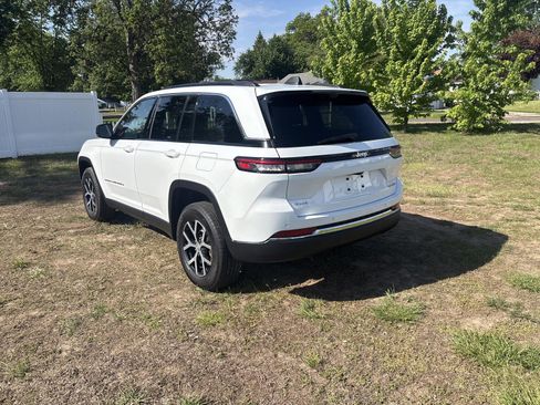 Used 2025 Jeep Grand Cherokee Limited w/ Luxury Tech Group II AWD/4WD image 8