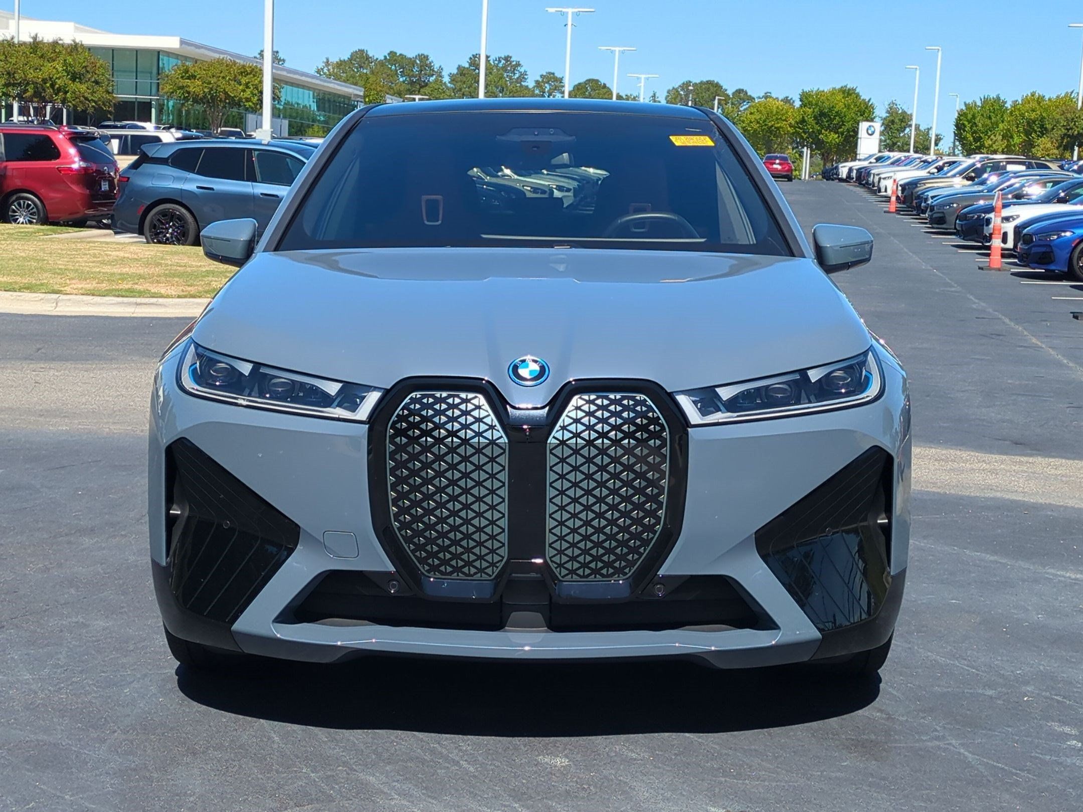 Used 2022 BMW iX xDrive50 w/ Premium Package AWD/4WD image 3