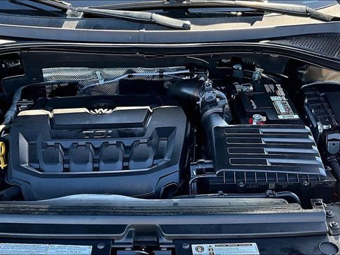 Used 2018 Volkswagen Tiguan SE w/ Panoramic Sunroof Package image 9