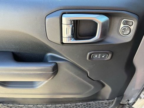 Used 2018 Jeep Wrangler Unlimited Sport S image 32