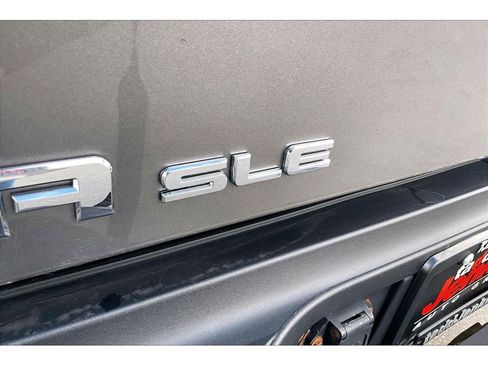 Used 2007 GMC Sierra 2500 SLE w/ Z71 Off-Road Package image 9