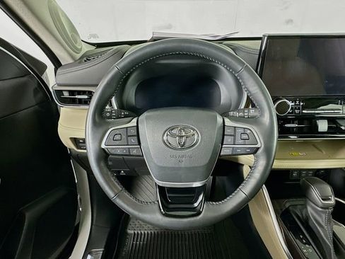 Used 2023 Toyota Highlander Limited image 11
