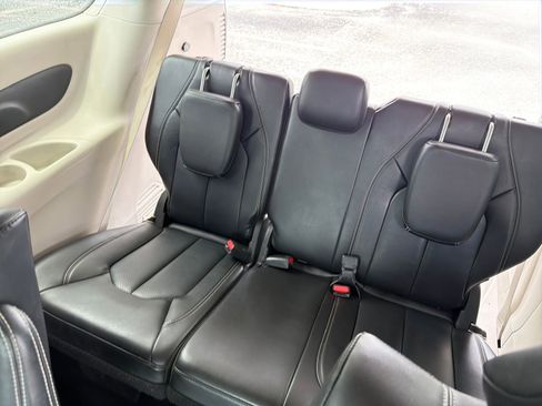 Used 2024 Chrysler Pacifica Limited FWD image 36