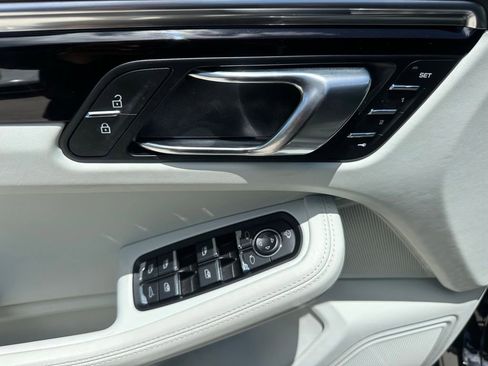 Certified 2023 Porsche Macan AWD/4WD image 17
