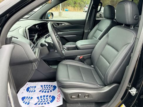 Used 2025 Chevrolet Traverse LT FWD image 19