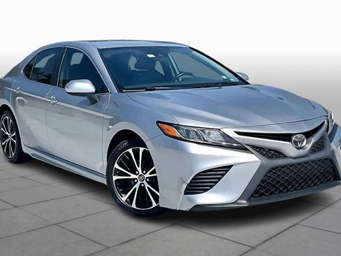 Used 2019 Toyota Camry SE image 3