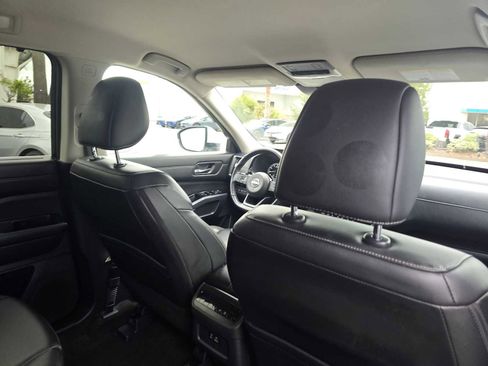 Used 2023 Nissan Pathfinder SL image 15