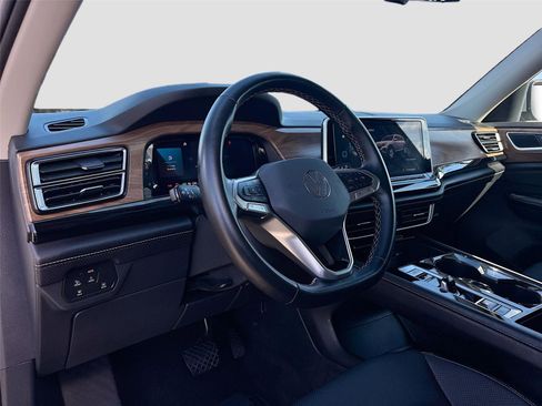 Used 2025 Volkswagen Atlas SE image 9