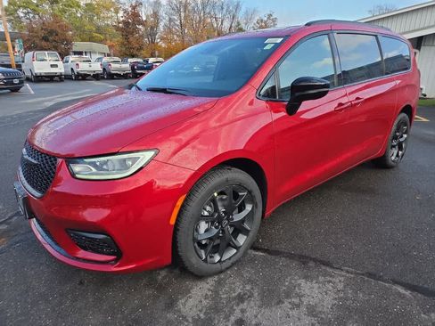 New 2026 Chrysler Pacifica Limited w/ S Appearance Package image 6