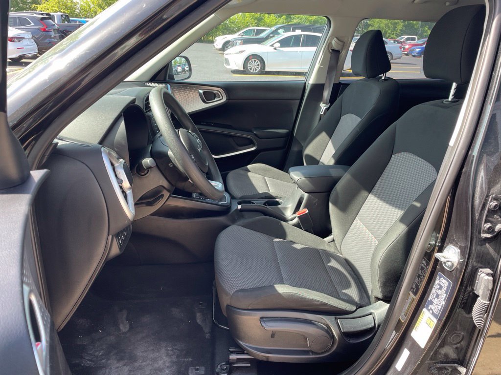 Used 2025 Kia Soul LX FWD image 8