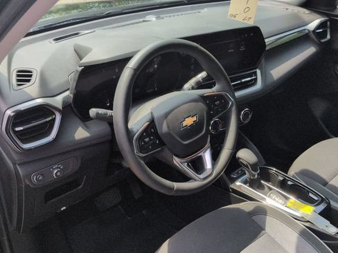 Used 2025 Chevrolet TrailBlazer LT w/ LT Cold Weather Package AWD/4WD image 13