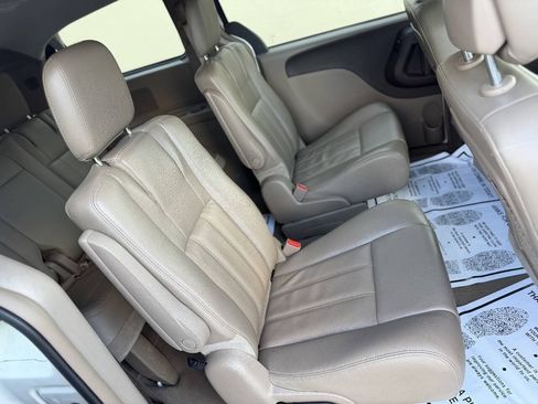 Used 2013 Chrysler Town & Country Touring FWD image 18