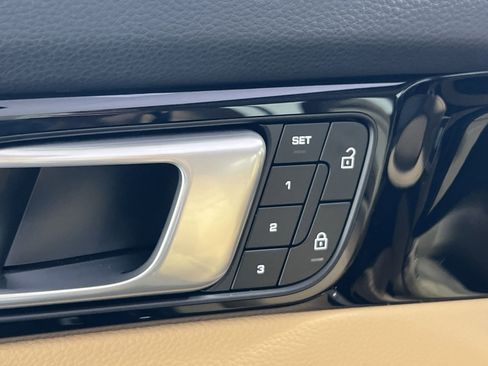 Used 2022 Porsche Panamera 4 image 31