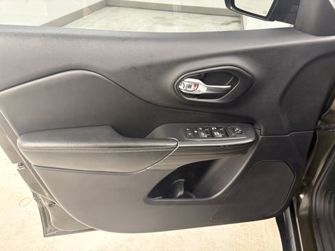 Used 2017 Jeep Cherokee Latitude w/ Cold Weather Group AWD/4WD image 23