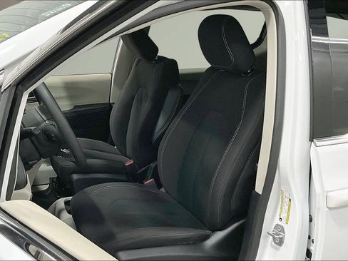 Used 2023 Chrysler Voyager LX image 20