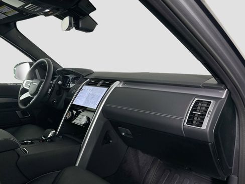 Certified 2025 Land Rover Discovery Dynamic SE image 28
