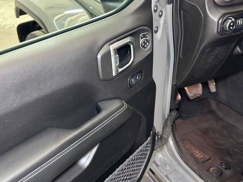 Certified 2021 Jeep Gladiator Overland w/ Cold Weather Group image 23